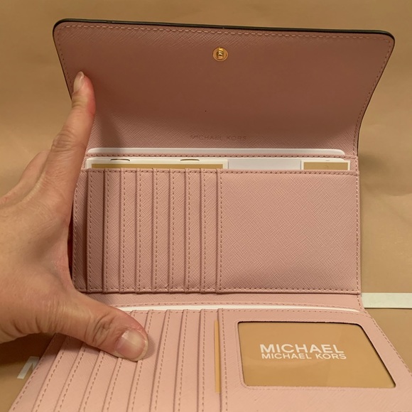 💕🛍 NWT MICHAEL KORS WALLET - Picture 3 of 4